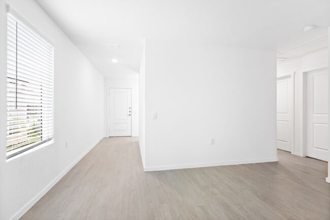 Building Photo - 1355 Loop St