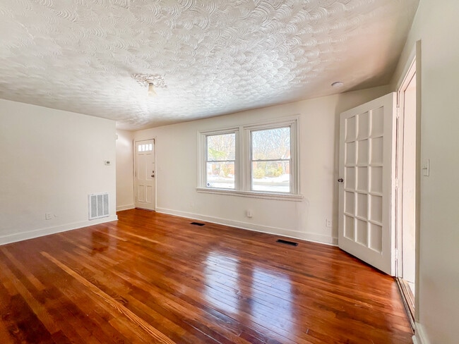 Building Photo - 1006 Greystone Ave