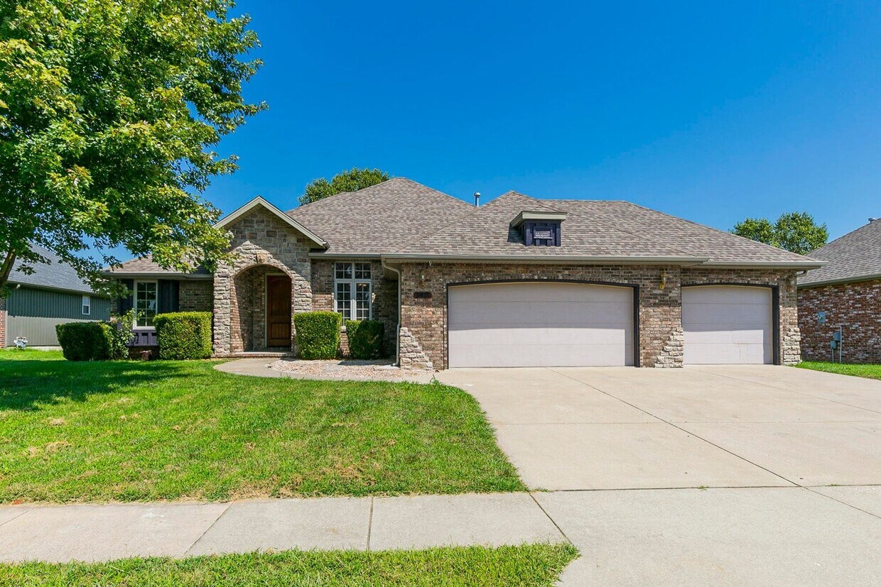 Primary Photo - 4 bedroom, 2 bathroom home in Deer Lake Es...