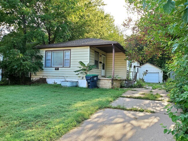 Building Photo - 608 N Poplar St