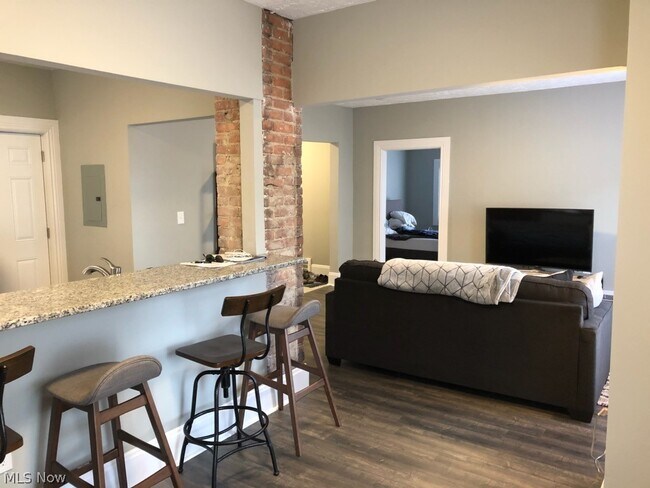 Foto del edificio - 1387 W 69th St