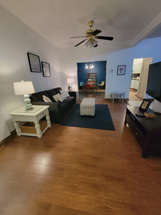 Sala de estar - 1618 Bell Ave