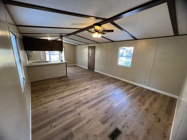 Building Photo - Renovated Trailer
