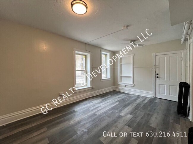 Foto del edificio - ***REDUCED SECURITY DEPOSIT!  DOWNTOWN ELG...