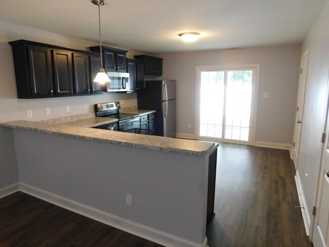 Building Photo - Like New Townhome!
