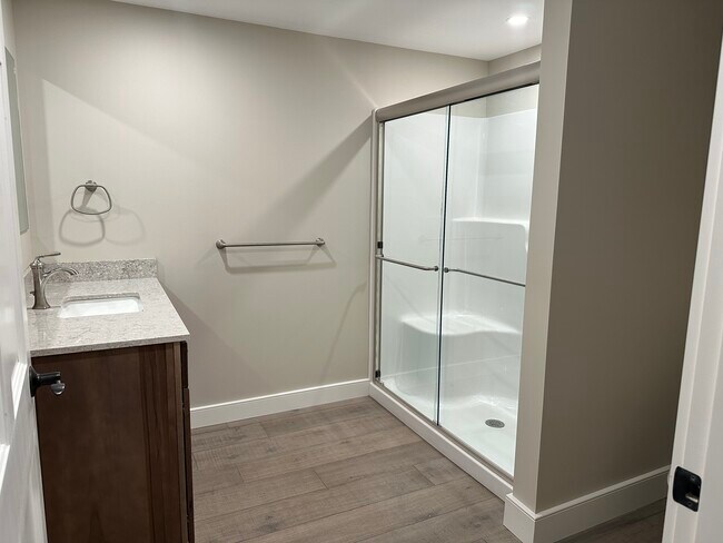 Foto del edificio - 103-105 Puckerbrush East Rd