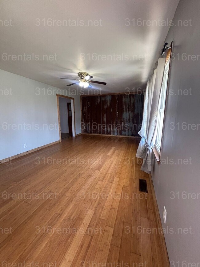 Foto del edificio - 3 bed 1 bath house available NOW!