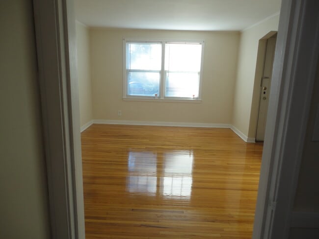 Sala de estar - 615 Starin Ave