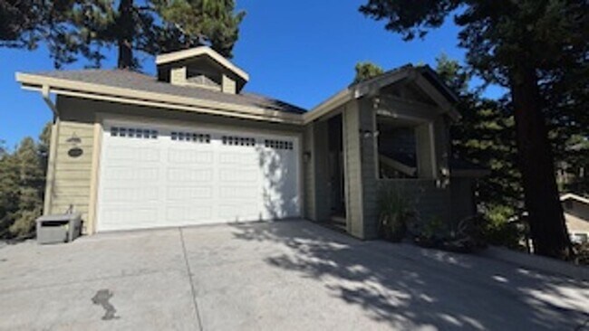 Foto del edificio - Stunning Tree-House Living with Beach Acce...