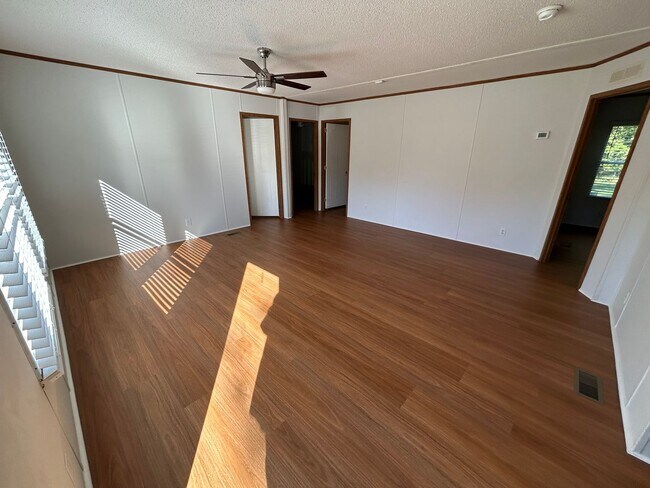 Foto del edificio - Introducing this newly remodeled 3 Bedroom 2 Bathroom home on large lot.