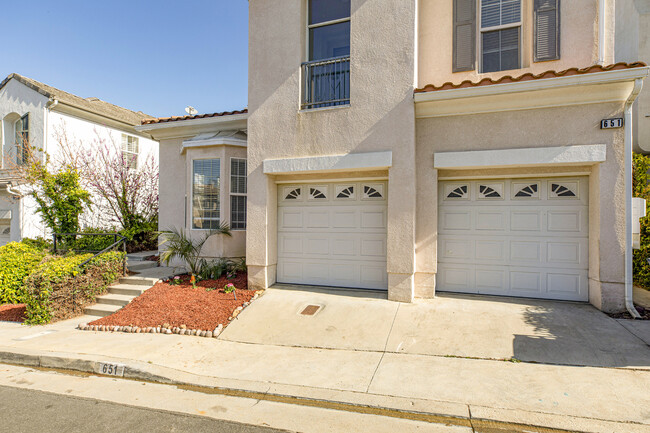 Building Photo - 651 S Ave 61