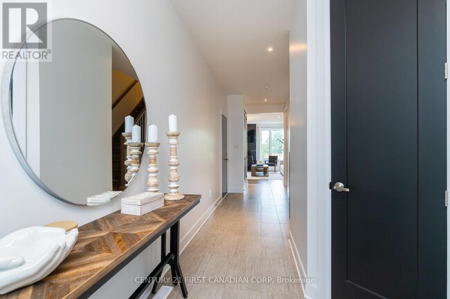 Building Photo - 499-499 Sophia Cres