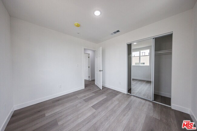 Building Photo - 1617 W 55th St