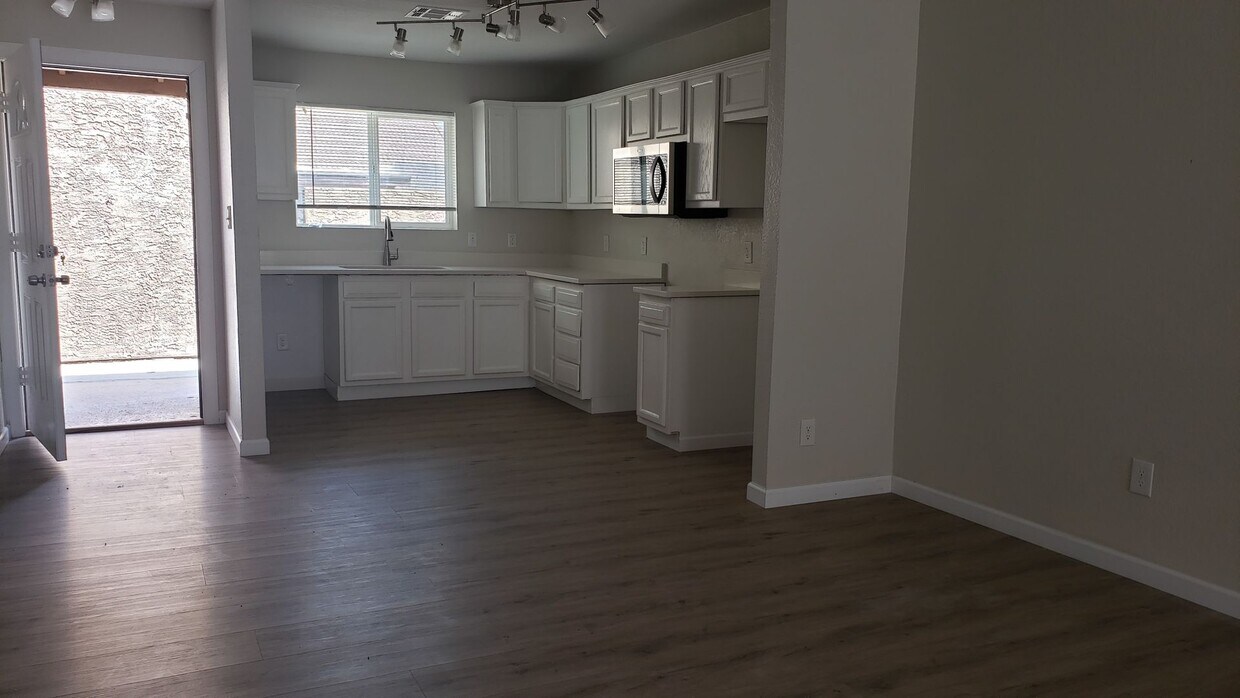 Foto principal - Remolded 3 Bedroom 2 Bathroom in Central P...