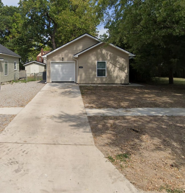 Building Photo - 308 W Forest St