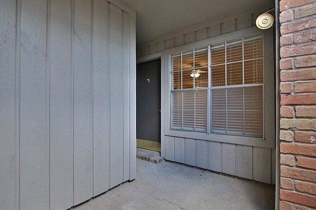 Building Photo - 1223 Augusta Dr