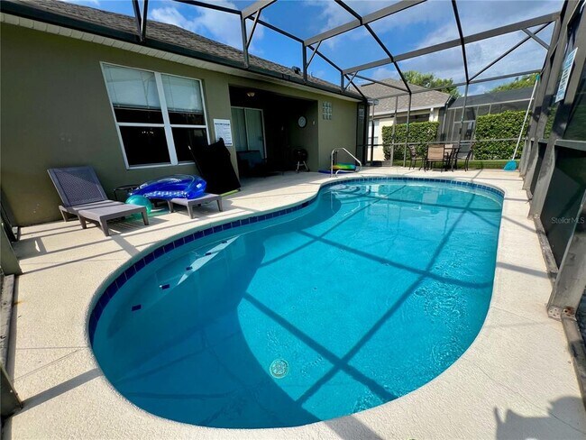 Building Photo - 8127 Fan Palm Way