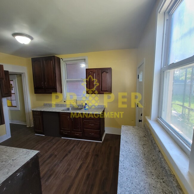 Foto del edificio - Massive 5 Bedroom Home w/ 12 Foot Ceilings...