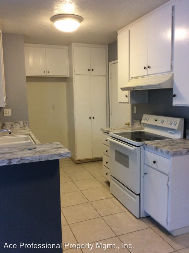 Foto principal - 2869 E Jackson Ave
