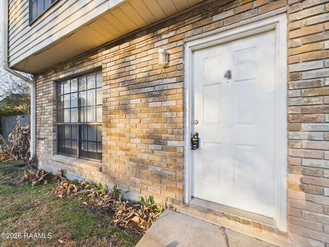 Building Photo - 112 Country Ln