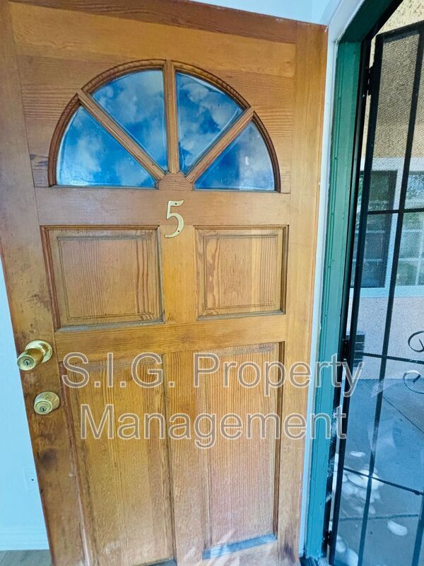 Foto del edificio - 10635 Sherman Grove Ave