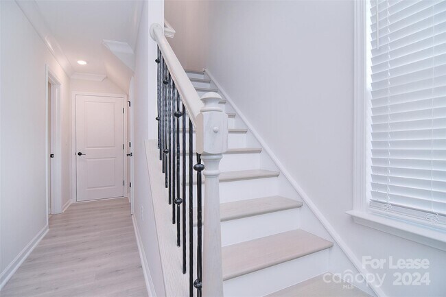 Building Photo - 5029 Nestling Spg St
