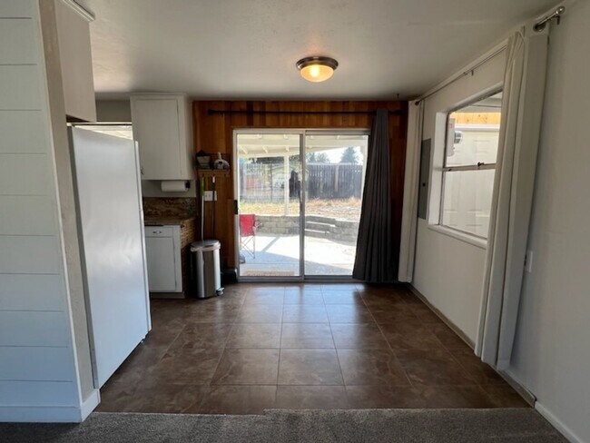 Building Photo - Cute 2 bed/1 bath home with fenced back ya...