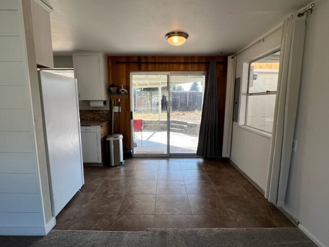 Building Photo - Cute 2 bed/1 bath home with fenced back yard & a/c!