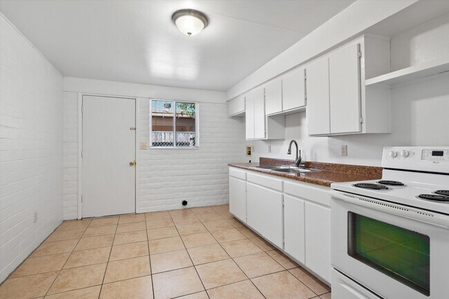 Building Photo - 4525 E Bellevue St