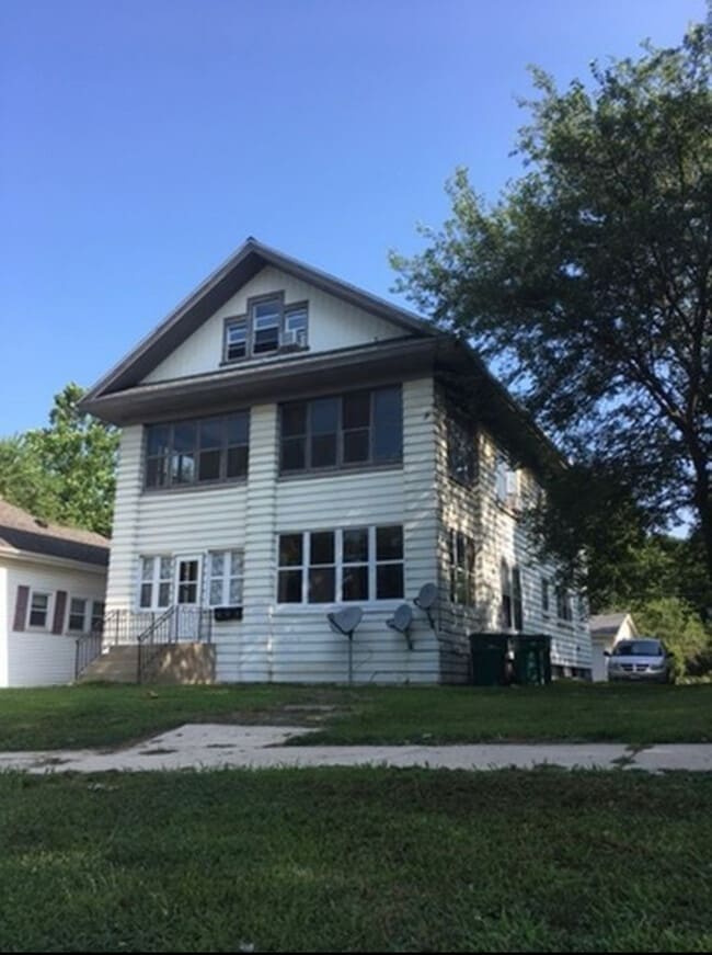 Building Photo - 220 7th St