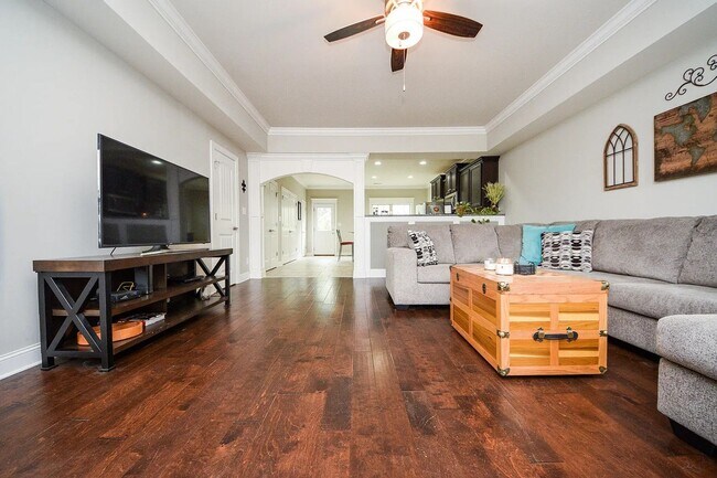 Foto del edificio - BEAUTIFUL TOWNHOME- SHOWING BY APPOINTMENT ONLY