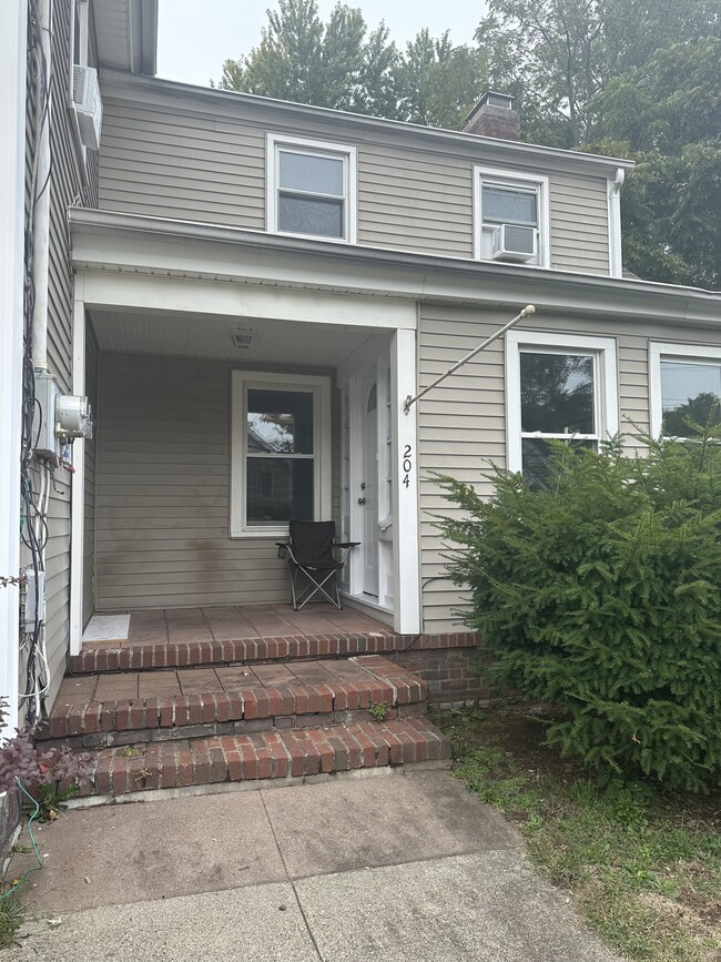 Building Photo - 204 Hemingway Ave