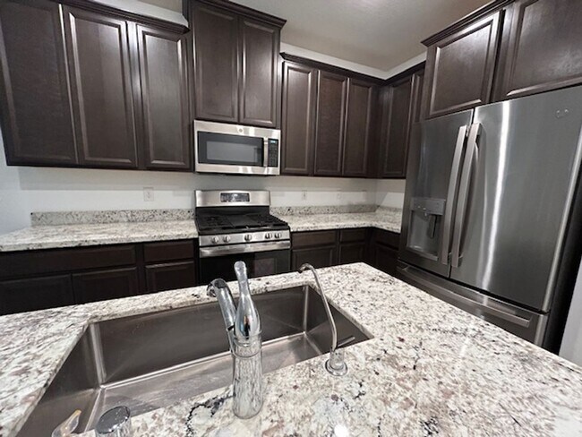 Foto del edificio - 3 bedroom townhome in Henderston gated community