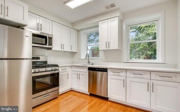 Building Photo - 900 N Garfield St