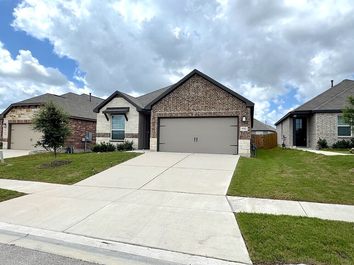 Foto principal - Ready For Move In -Modern-Brick&Stone Fron...