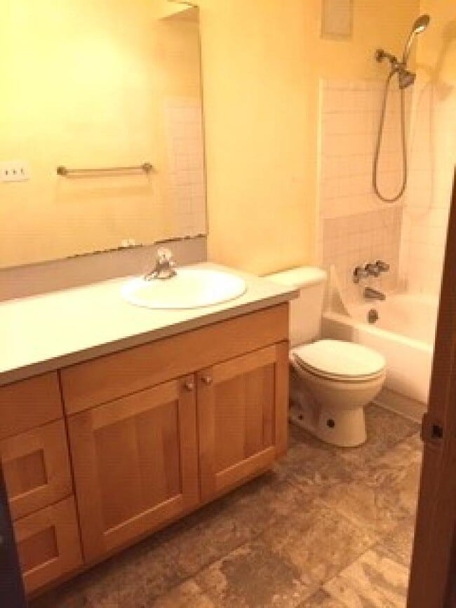 Building Photo - 2 bedroom in Seattle WA 98116