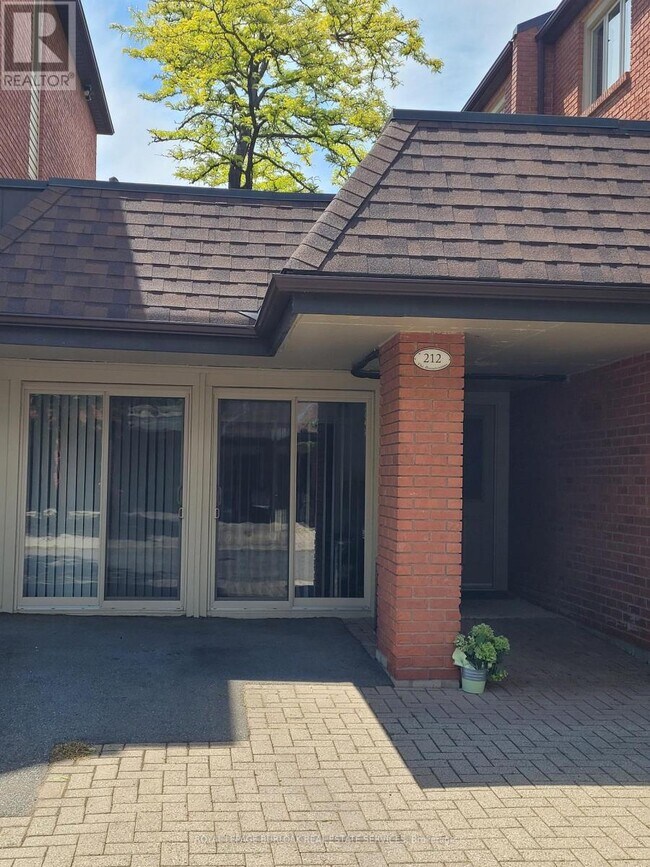 Photo du bâtiment - 895 Maple Ave