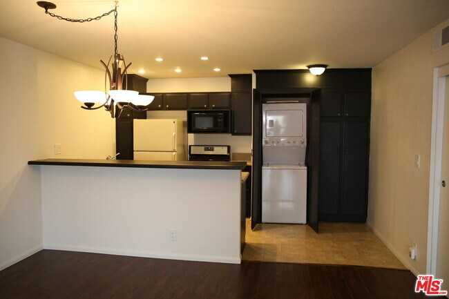 Foto del edificio - 8544 Independence Ave