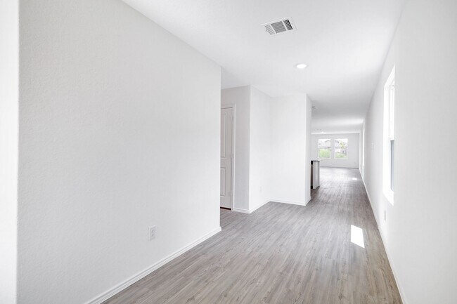 Building Photo - Elegant Home in Sought-After Silos Community