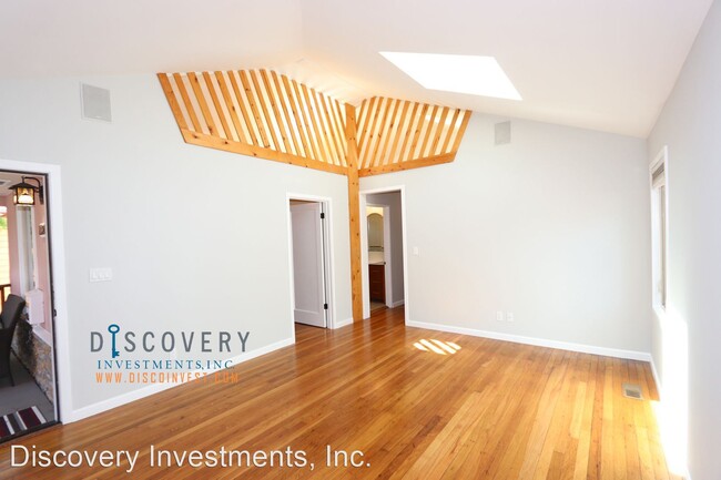 Building Photo - 3 br, 2 bath House - 1021 Everett St.