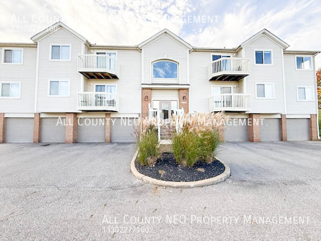 Foto principal - 2-Bed Condo in Cuyahoga Falls with Pool, G...