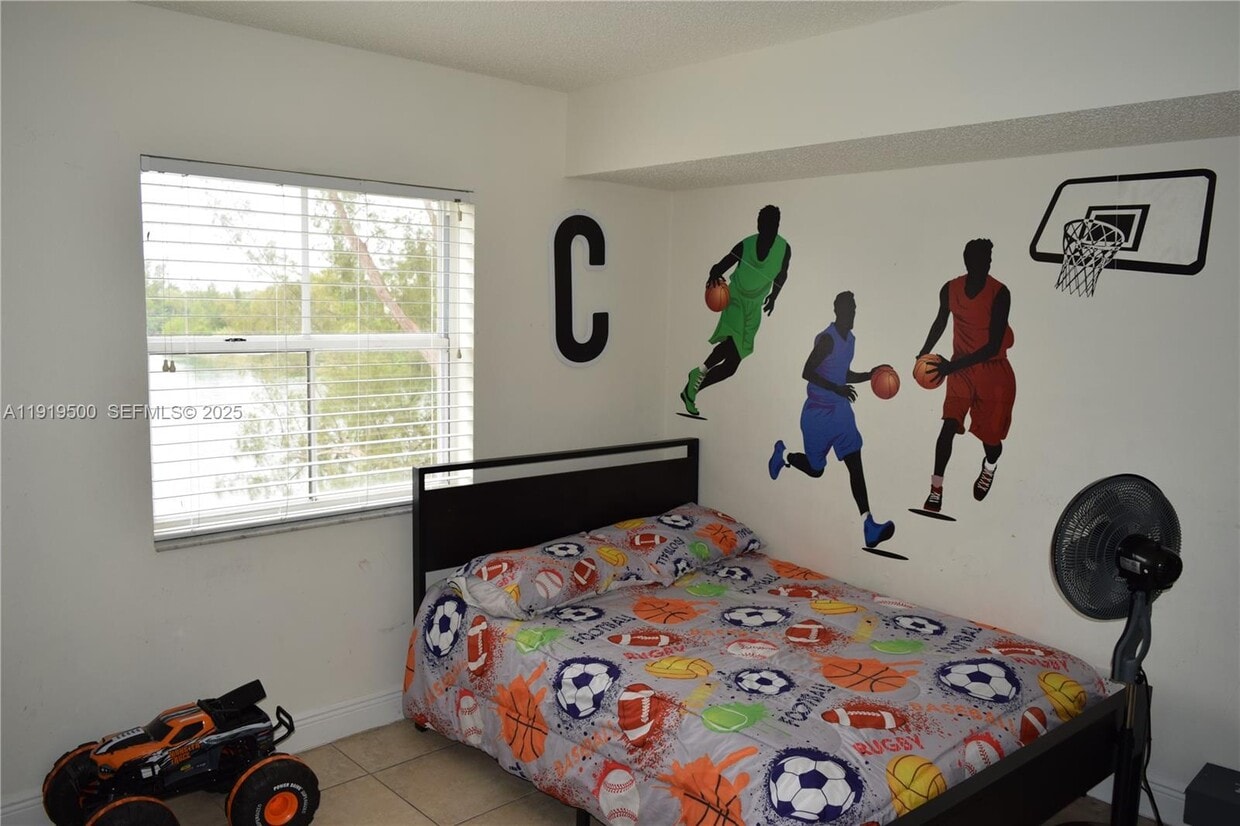 Foto del edificio - 8240 SW 210th St