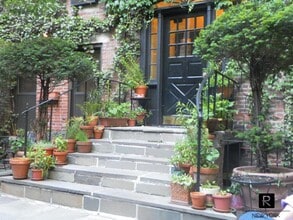 Building Photo - 420 W 46th St