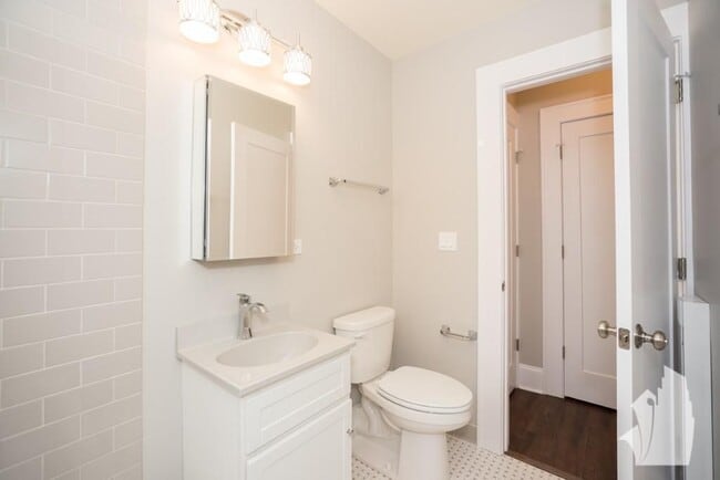 Foto del edificio - 817 W Lakeside Pl