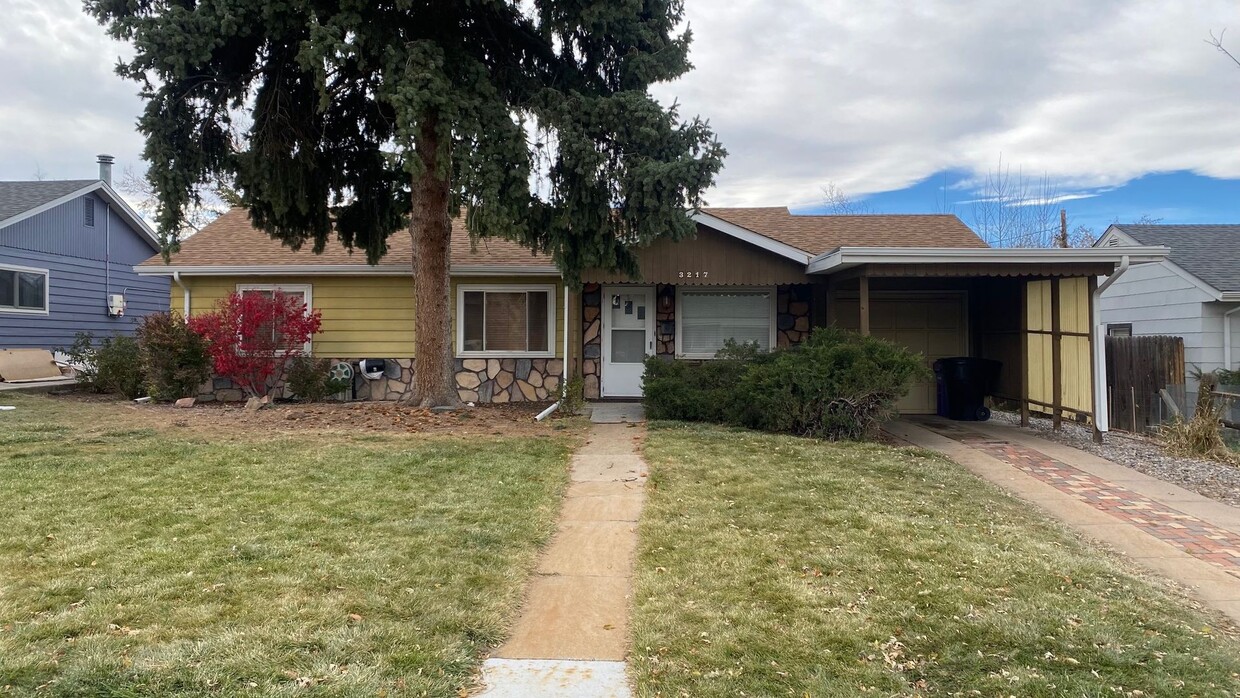 Foto principal - *Charming 3 Bedroom, 1 Bath in Denver*