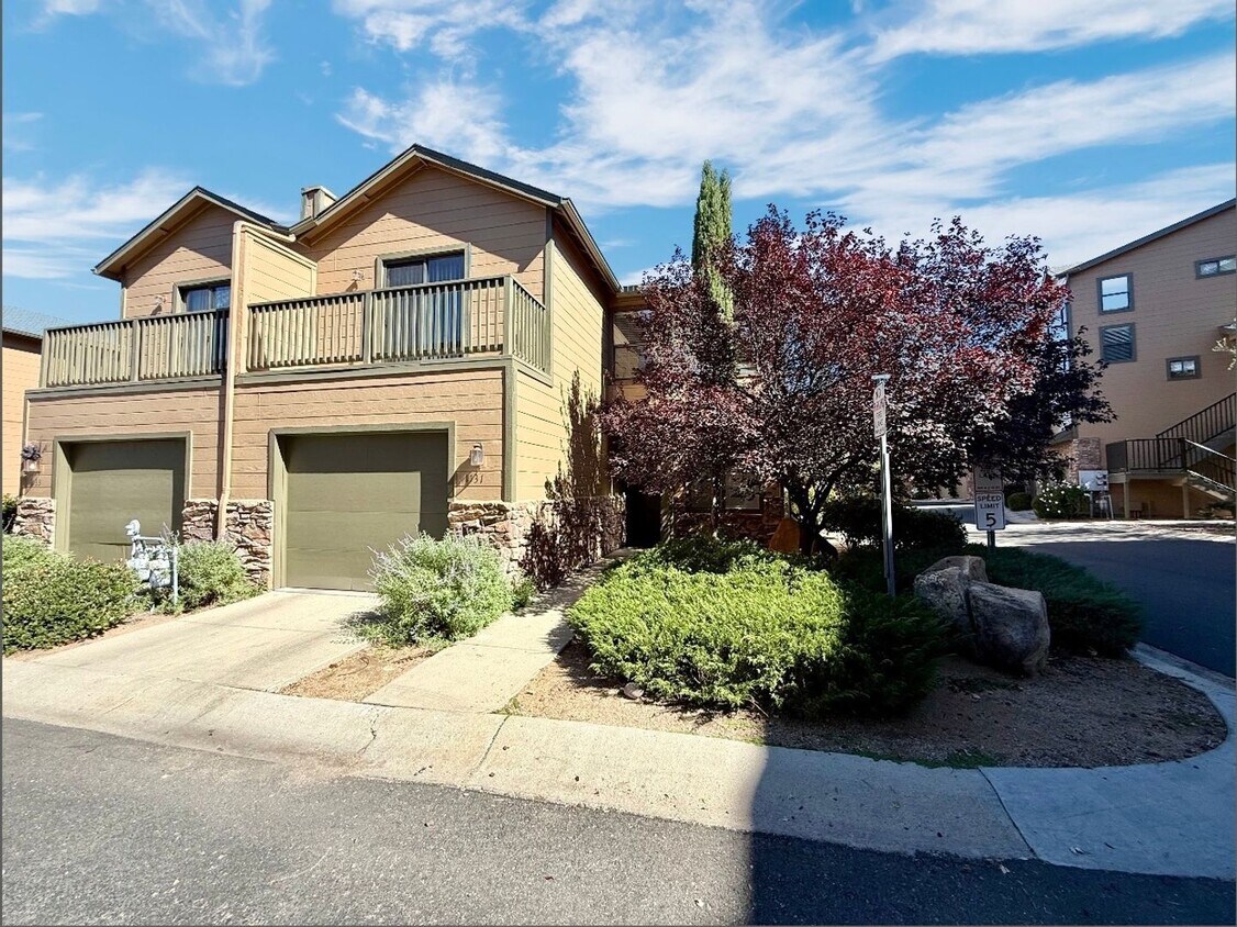 Foto principal - BEAUTIFUL 3 BEDROOM TOWNHOME!