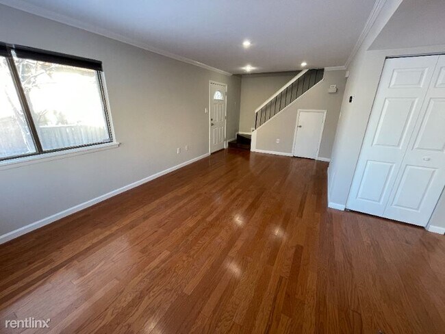 Foto del edificio - 3 br, 1 bath Townhome - 7508 Woodbine Dr