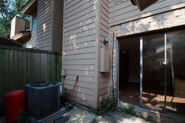 Foto del edificio - 2204 W Park Blvd