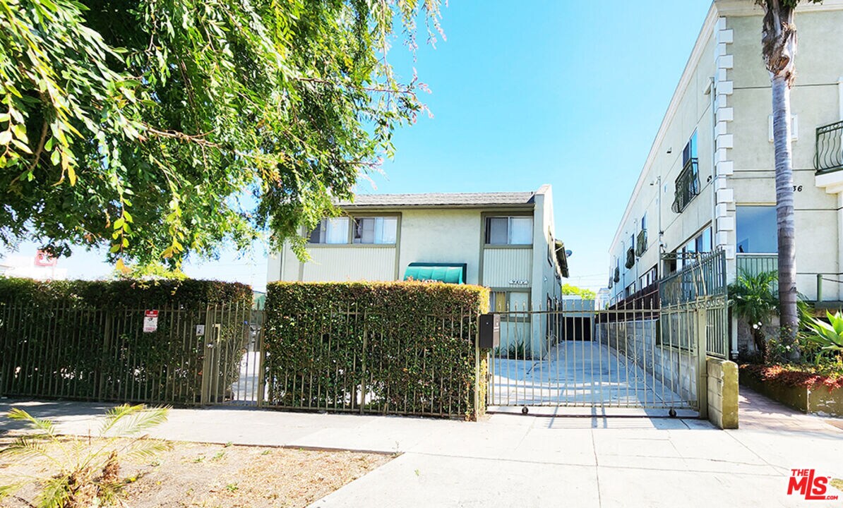 Primary Photo - 4732 Elmwood Ave