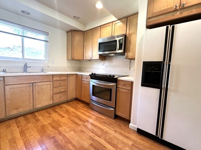 Foto del edificio - Mission Valley 3 BR 2 BA Condo w/ Parking ...